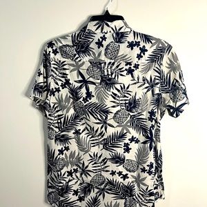 Free Planet Short Sleeve Casual Button Down Collared Shirt Small